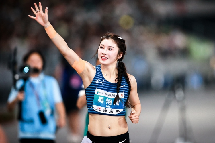 吴艳妮：我虽然是田径选手 但一直超爱女篮 让冠军奖杯留在中国